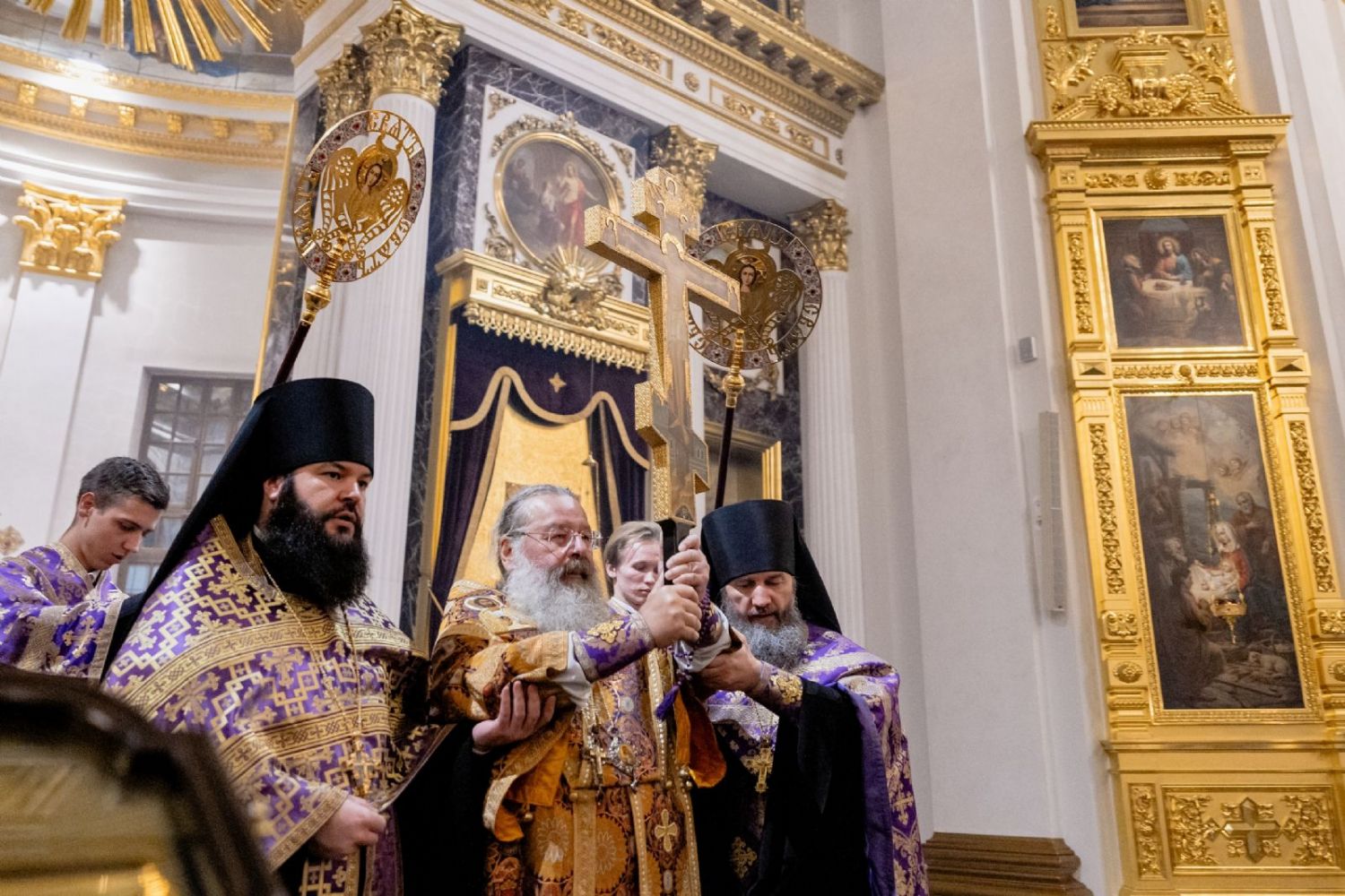 В канун праздника Воздвижения Креста Господня митрополит Кирилл совершил всенощное бдение в Казанском кафедральном соборе