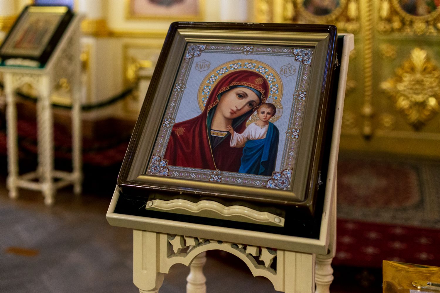 Фоторепортаж с ранней Божественной литургии в день празднования Казанской иконе Божией Матери