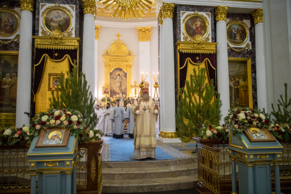 В Рождественский сочельник митрополит Кирилл совершил Литургию в Казанско-Богородицком монастыре