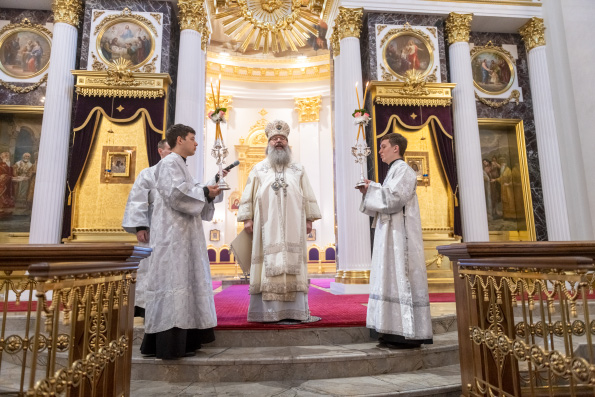 В Великую Субботу митрополит Кирилл совершил Литургию в Казанском кафедральном соборе