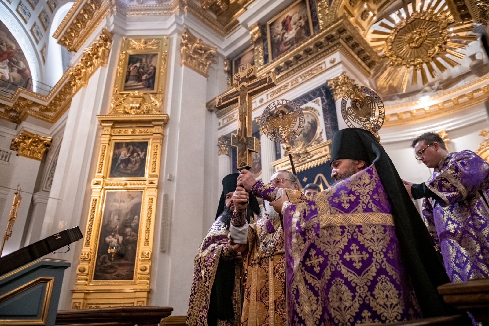В канун праздника Воздвижения Креста Господня митрополит Кирилл совершил всенощное бдение в Казанском кафедральном соборе