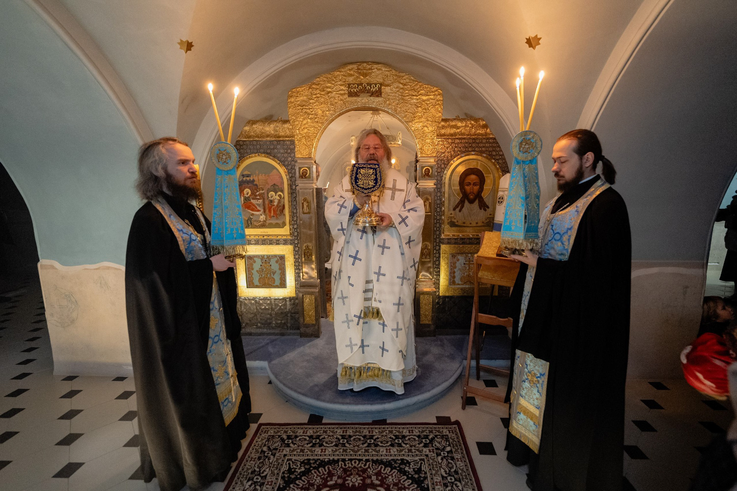 В день памяти праведных Симеона Богоприимца и Анны пророчицы митрополит Кирилл совершил Литургию в Пещерном храме