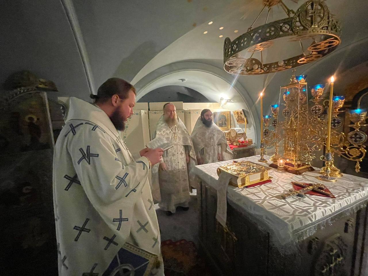 В день памяти святителя Филиппа Московского в Пещерном храме Казанского собора состоялось архиерейское богослужение